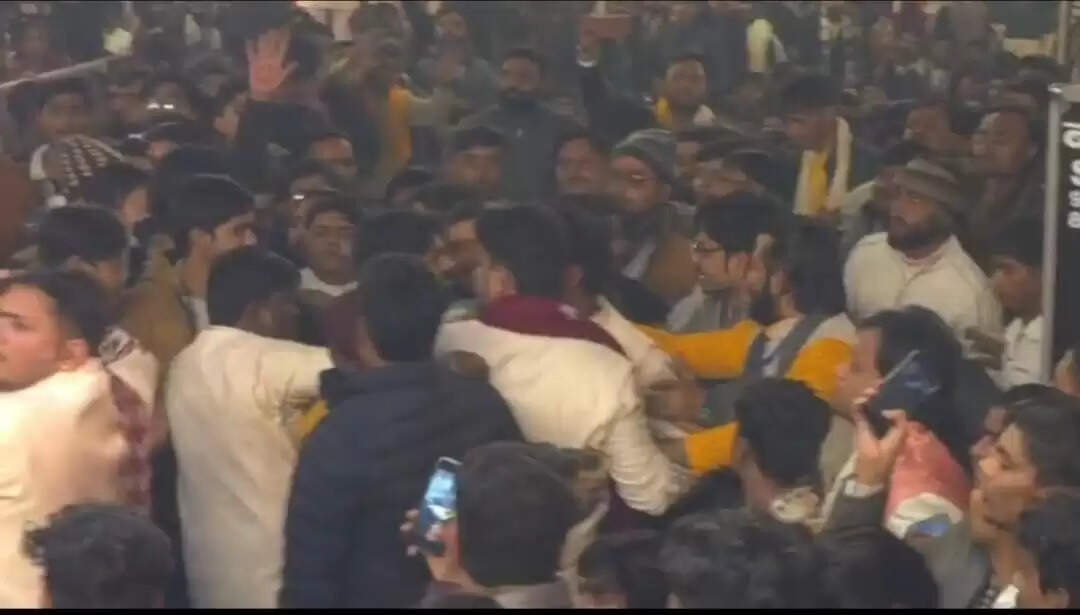 भजन संध्या में जमकर मारपीट,पुलिस कर्मी सेल्फी लेने में रहे मस्त