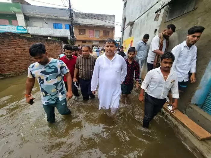 अतिवर्षा से प्रभावित ग्वालियर की बस्तियों में मदद करने पहुंचे ऊर्जा मंत्री तोमर, मदद का दिलाया भरोसा