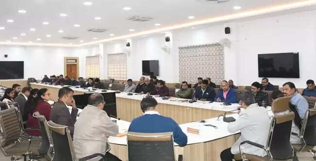 जिलाधिकारी ने सीएमओ सहित कई अधिकारियों को जारी किया कारण बताओ नोटिस