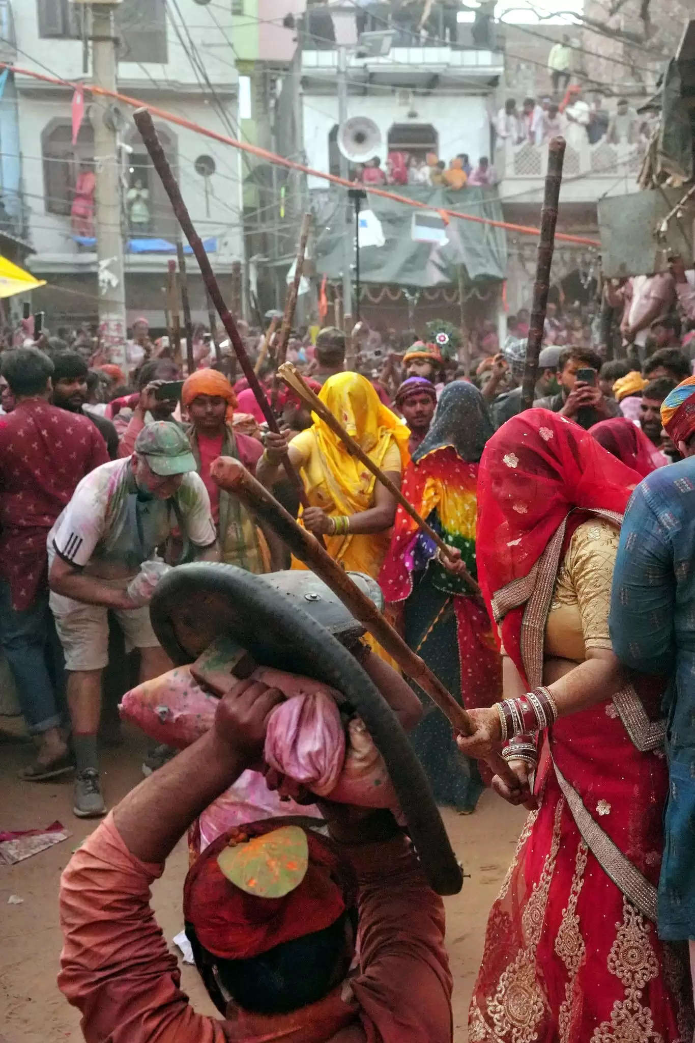 गोपियों की प्रेम पगी लाठियां खाने के लिए हर कोई हुआ बेताव,रंग गुलाल से सराबोर हुई रंगीली गली