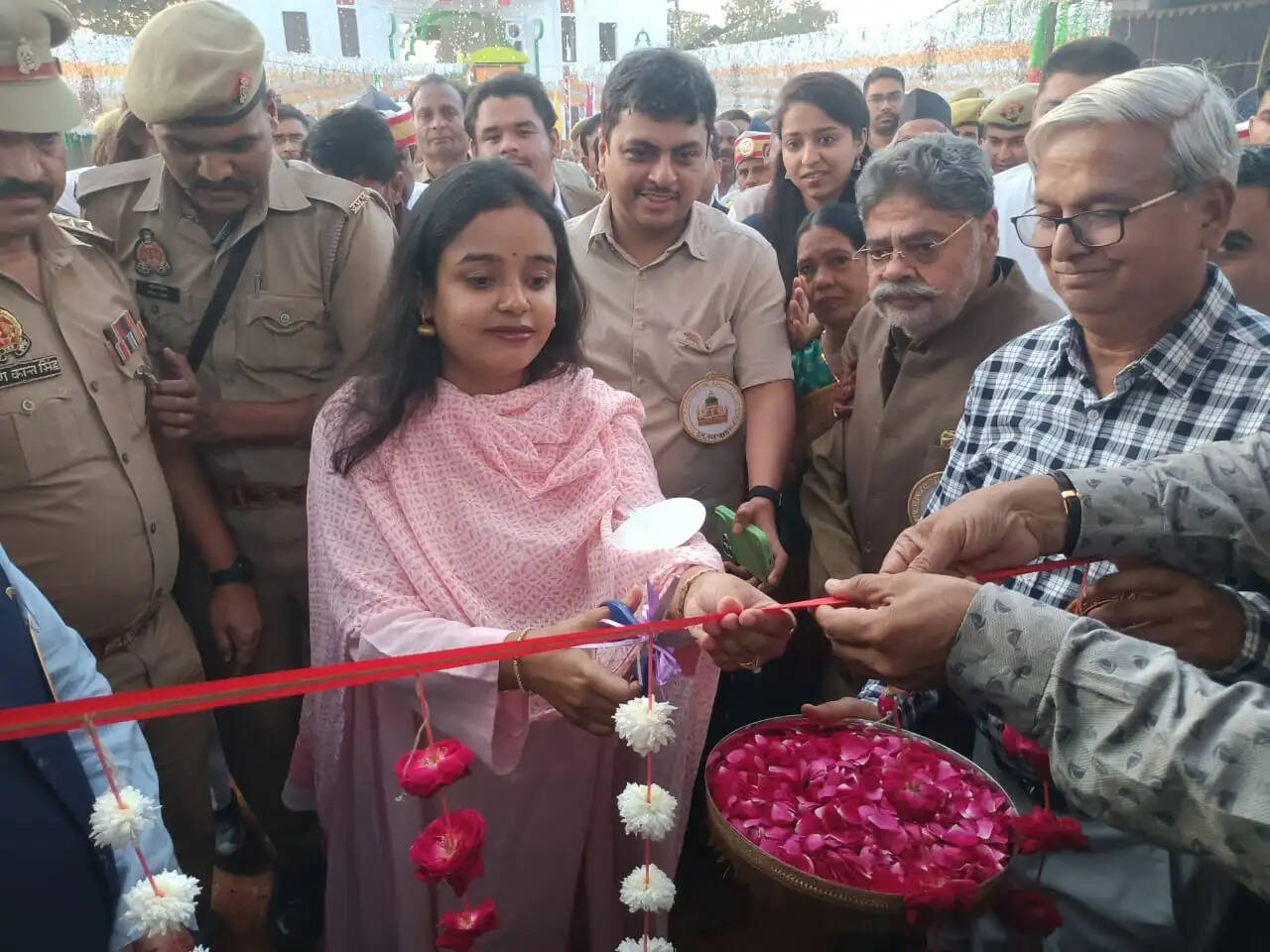 सफेद कबूतर उड़ाकर दिया अमन-चैन का संदेश, देवा मेले का भव्य शुभारंभ