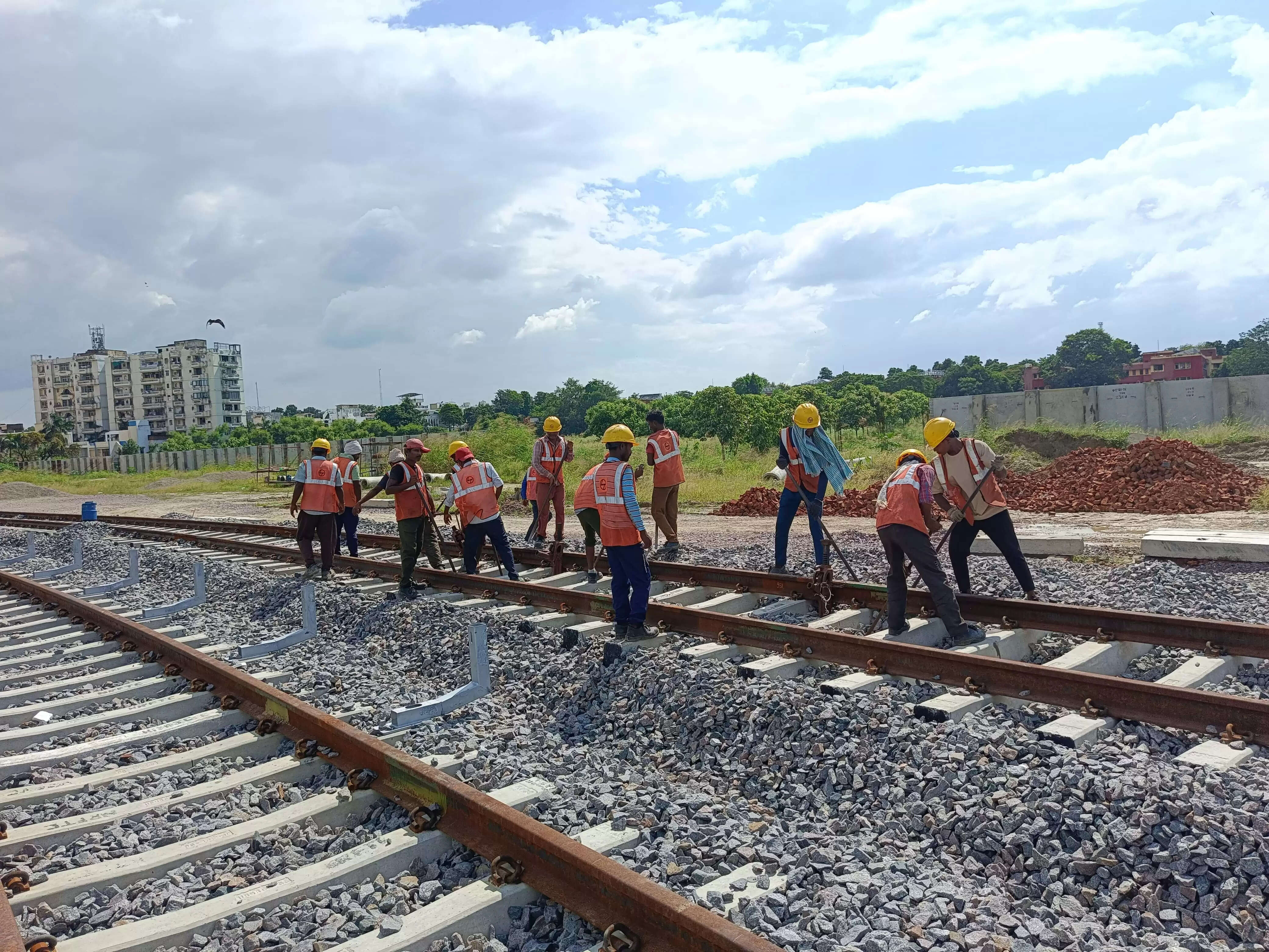 कानपुर मेट्रोः कॉरिडोर-दो के डिपो में ट्रैक निर्माण का कार्य तेजी से हो रहा अग्रसर : सुशील कुमार