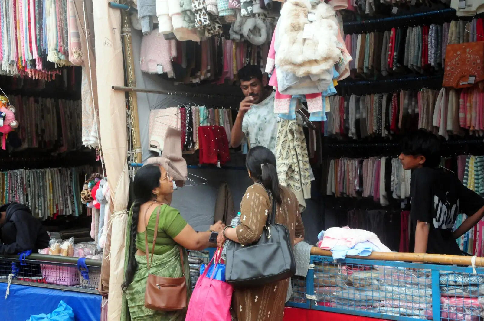 सर्दी की आहट के साथ तिब्बती बाजार में बढ़ी रौनक