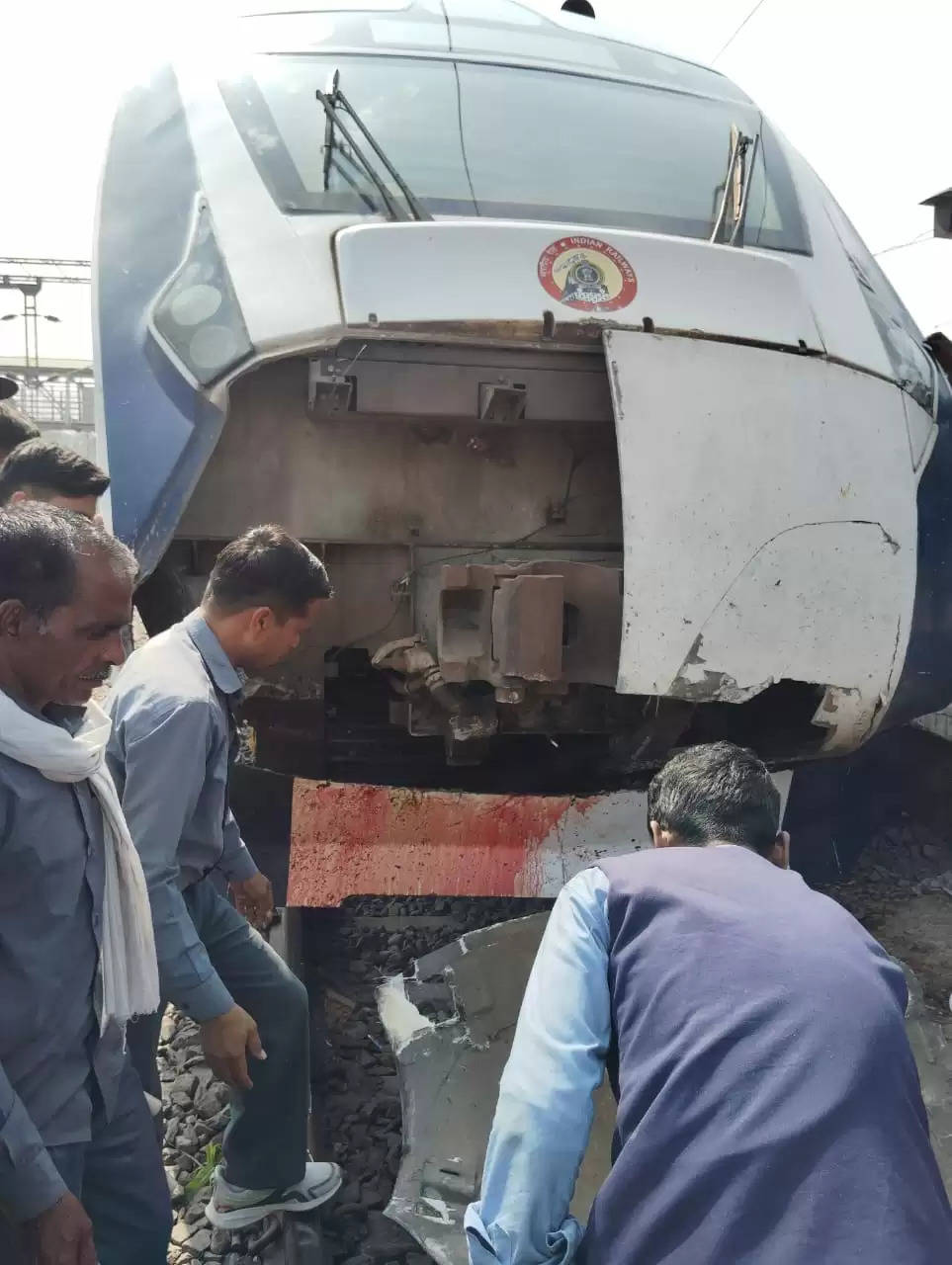 मुरैना: तेज रफ्तार वंदे भारत एक्सप्रेस गौवंश से टकराकर हुई क्षतिग्रस्त