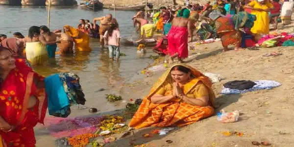 बलिया : मौनी अमावस्या पर लाखों श्रद्धालुओं ने लगाई गंगा में आस्था की डुबकी