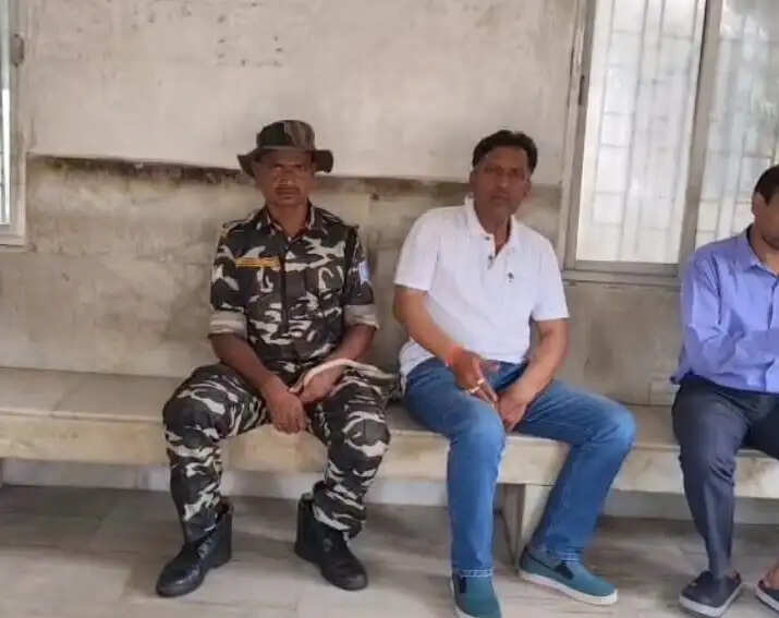 लाखों की ठगी करने के आरोपित को लोगों ने किया पुलिस के हवाले