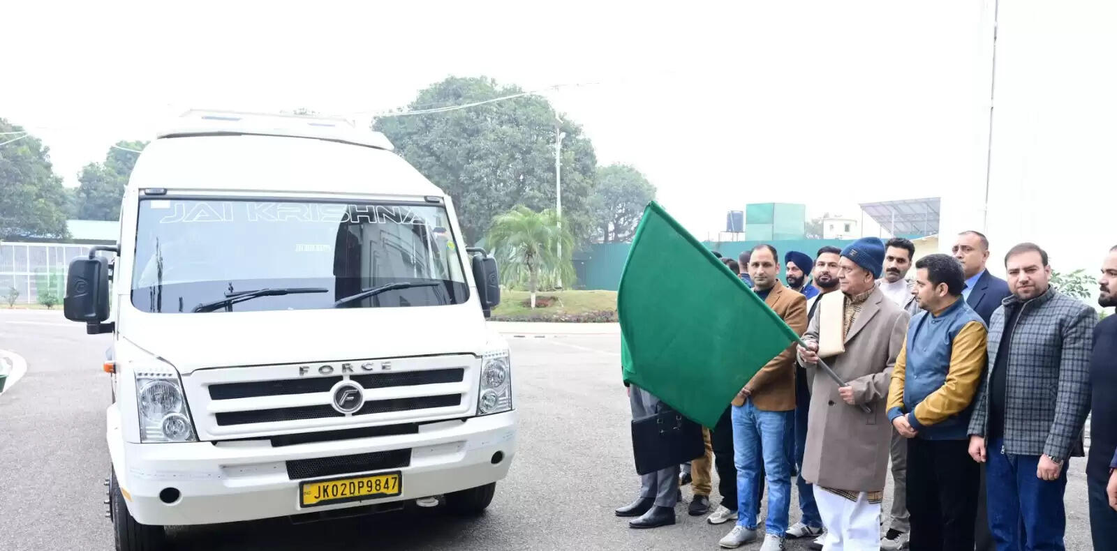 उपराज्यपाल ने दक्षिण कश्मीर के युवाओं के एक समूह को शैक्षिक अनुभव यात्रा के लिए हरी झंडी दिखाकर रवाना किया