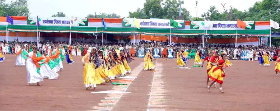 स्वतंत्रता दिवस समारोह: शालेय विद्यार्थियों की सांस्कृतिक प्रस्तुतियों ने बांधा समां