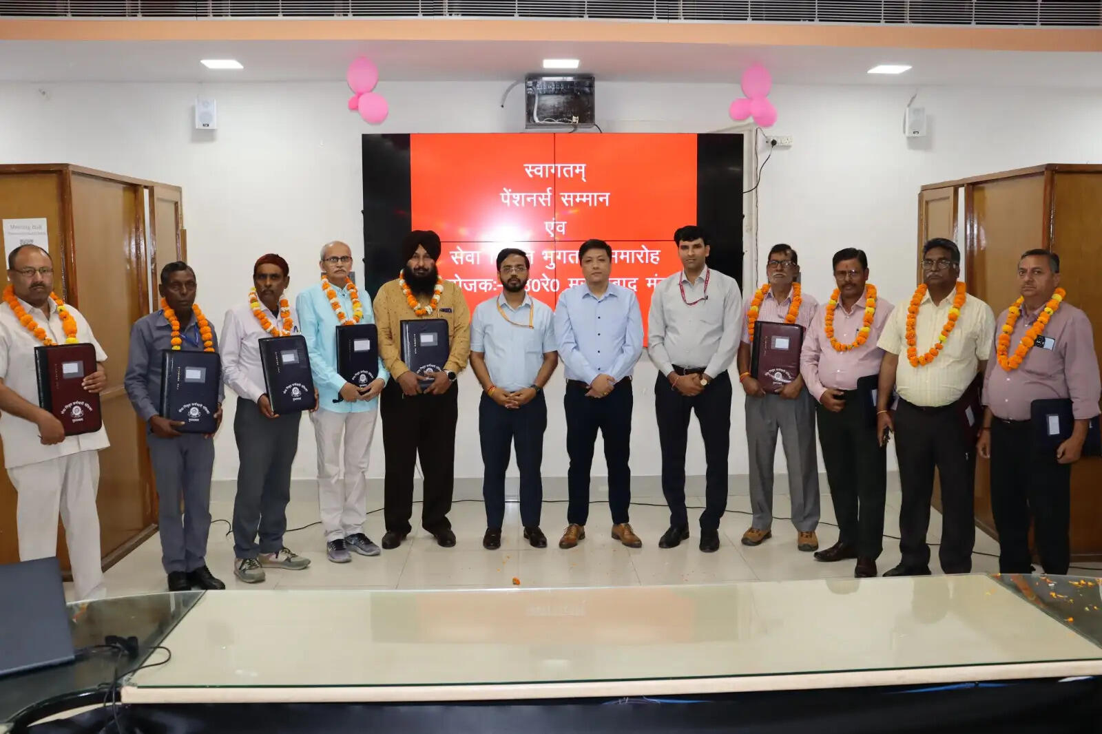 पेंशनर्स सम्मान एवं सेवानिवृति भुगतान समारोह में 20 कर्मचारियों को मिले निपटान भुगतान प्रपत्र