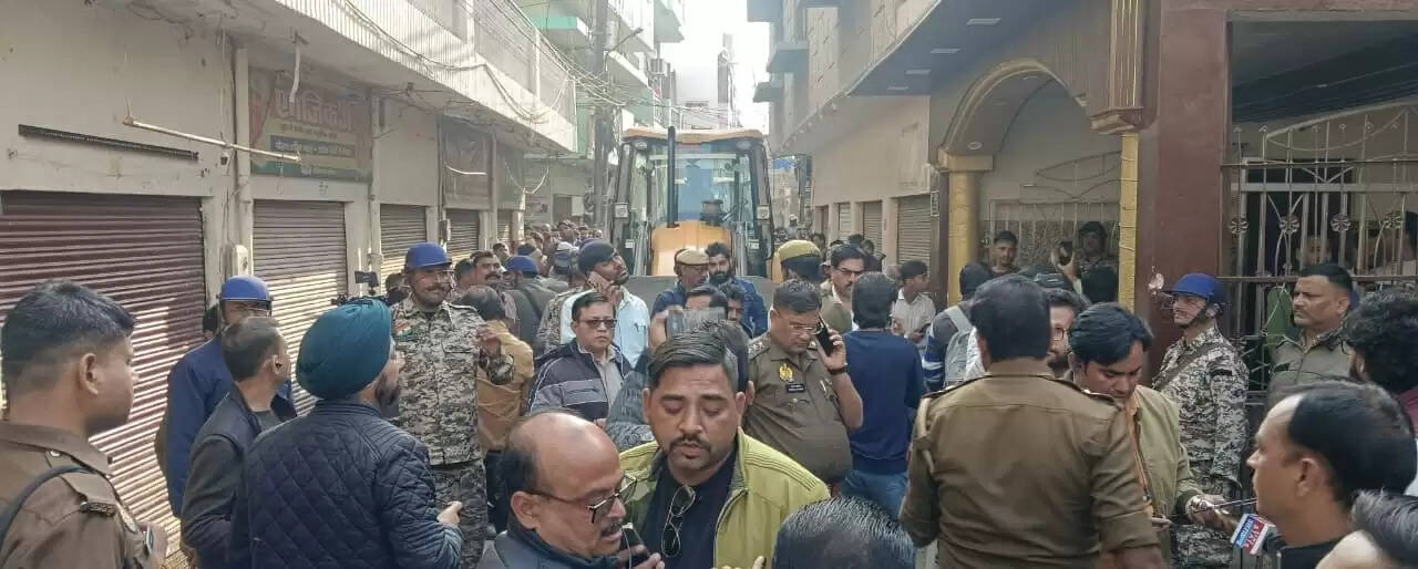 बरेली में आज़म खां के रिश्तेदार के दो बारातघरों पर चला बुलडोज़र, बेअसर रहा महिलाओं का विरोध