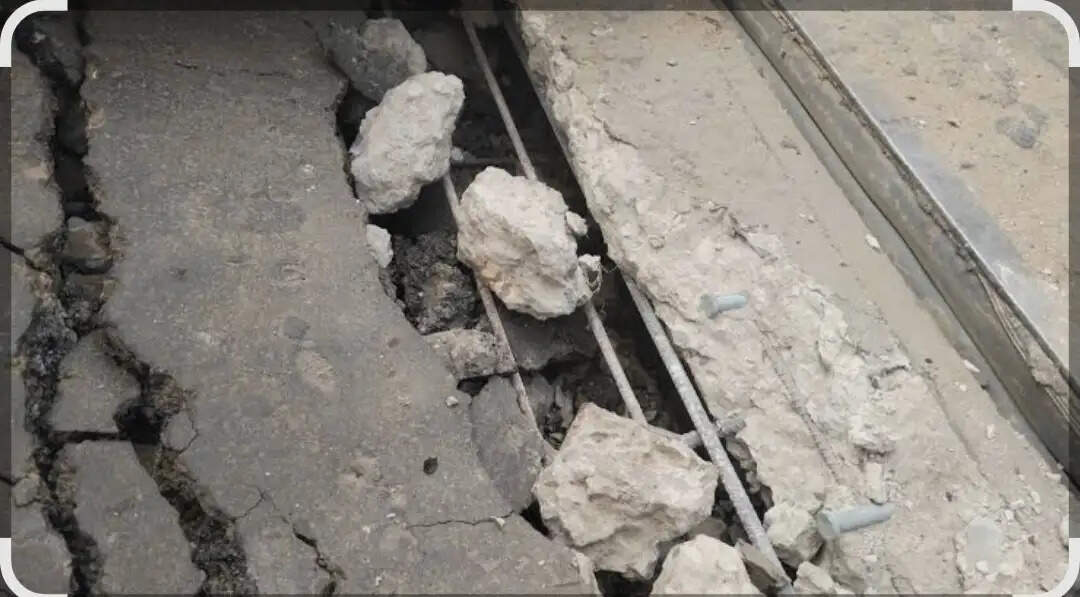 इटाढ़ी आरओबी बंद होने से पांडे पट्टी मार्ग बना 'मुसीबत का रास्ता' , 26.40 करोड़ का आरओबी बंद होने से शहर की यातायात व्यवस्था चरमराई