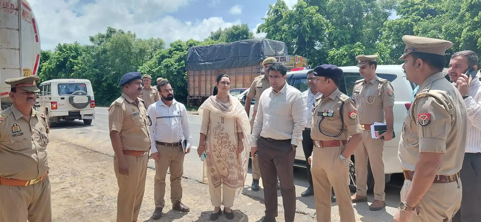 हाथरस के जिलाधिकारी ने किया स्थलीय निरीक्षण, अधिकारियों को कावंड़ियों की सुरक्षा व व्यवस्था के दिए निर्देश