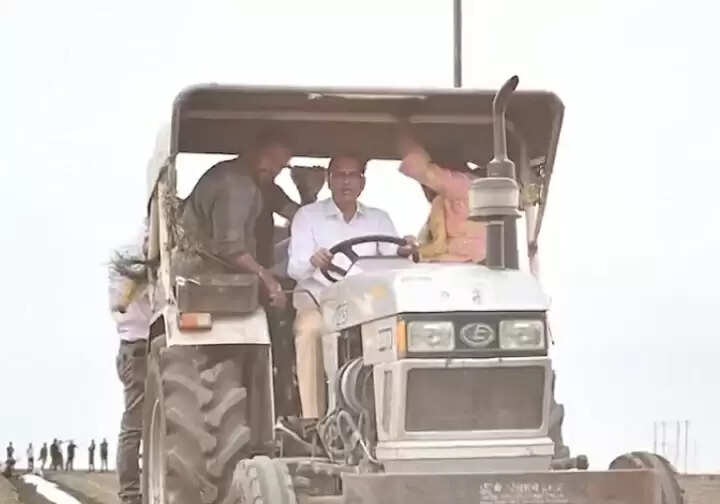 केंद्रीय मंत्री शिवराज सिंह चौहान ने खेत में चलाया ट्रैक्टर, शिमला मिर्च की खेती की