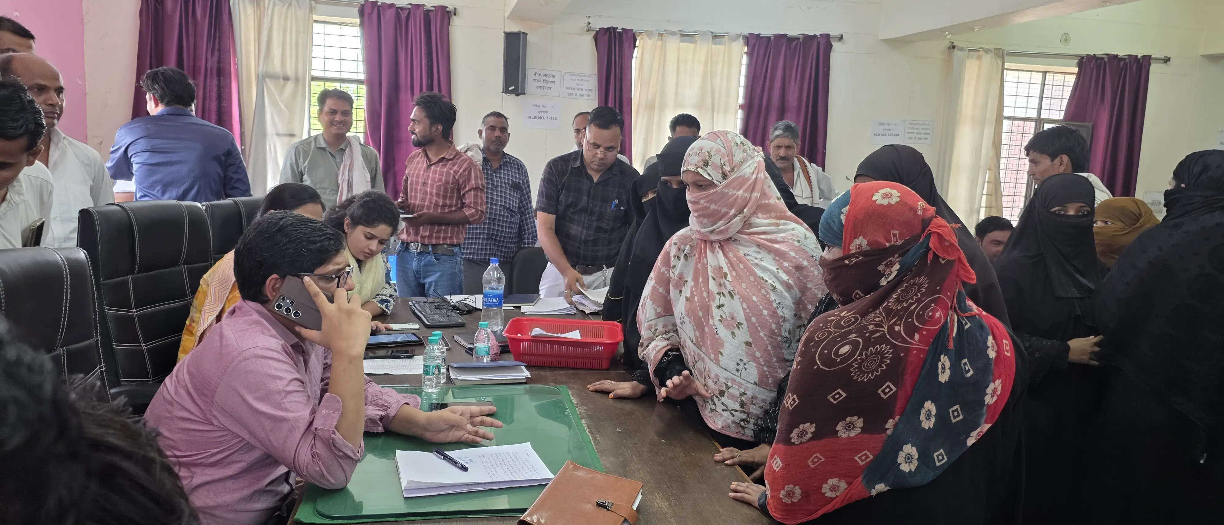 सादाबाद के कई वार्डों में पानी के लिए हाहाकार, महिलाओं की अधिशासी अधिकारी से हुई नोकझोंक