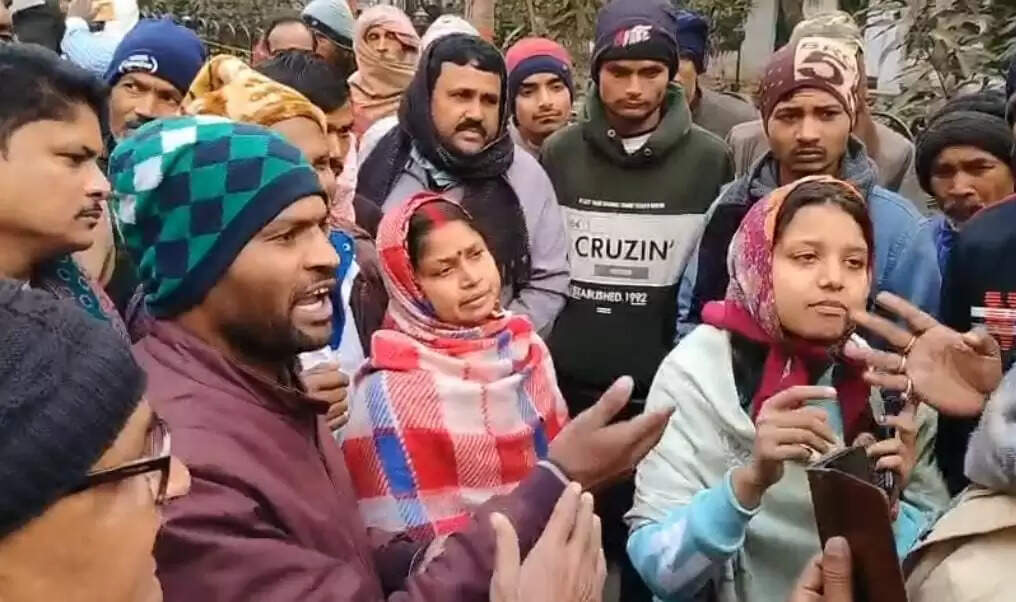 व्यवहार न्यायालय परिसर में पति-पत्नी के बीच चला हाई वोल्टेज ड्रामा