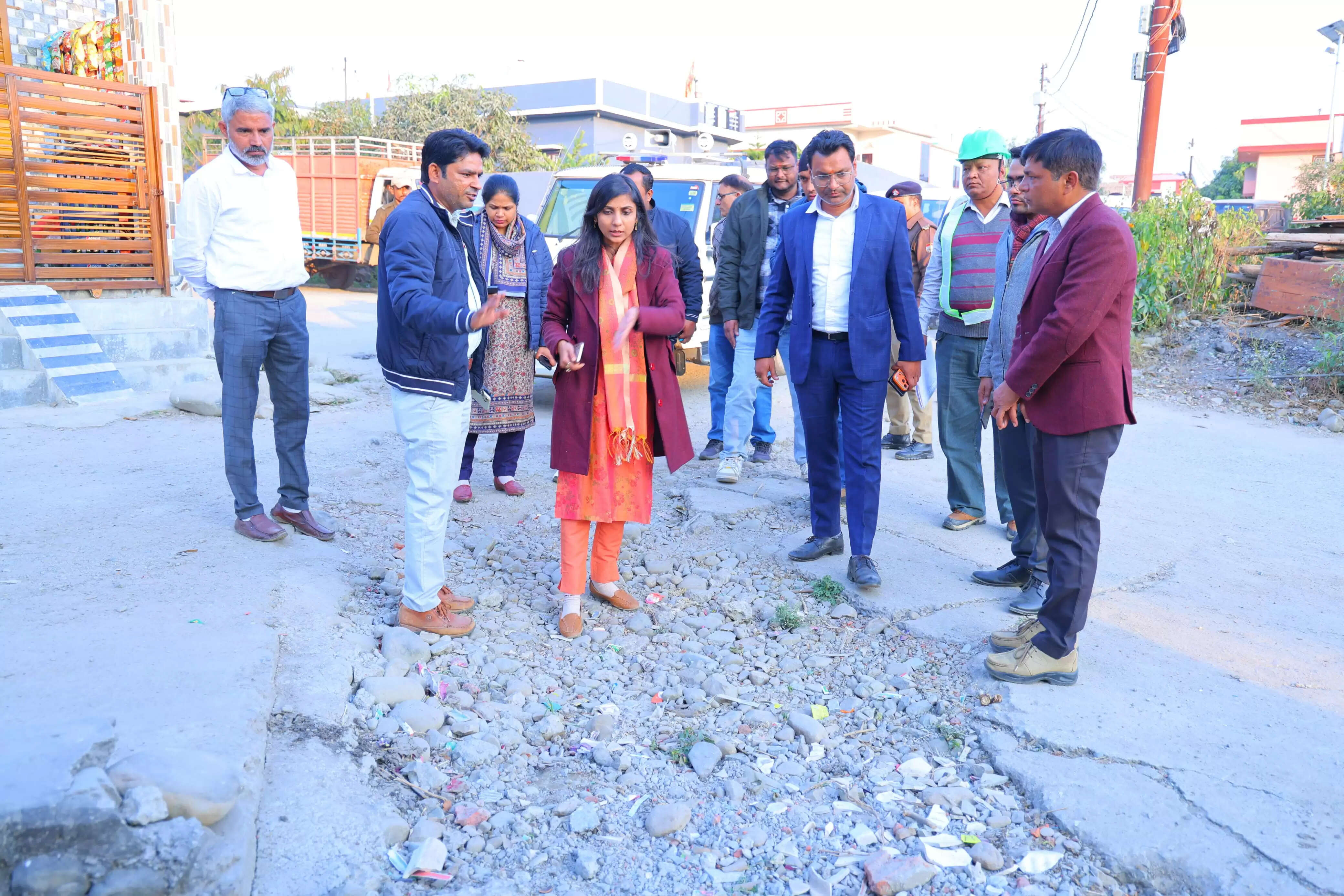 कोटद्वार में पाइपलाइन के लिए सड़कों को लंबे समय तक खुदी हुई छोड़ने पर डीएम हुई नाराज