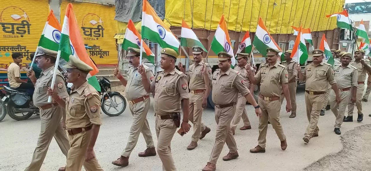 स्वतंत्रता दिवस की पूर्व संध्या पर पुलिसकर्मियाें ने निकाली तिरंगा यात्रा