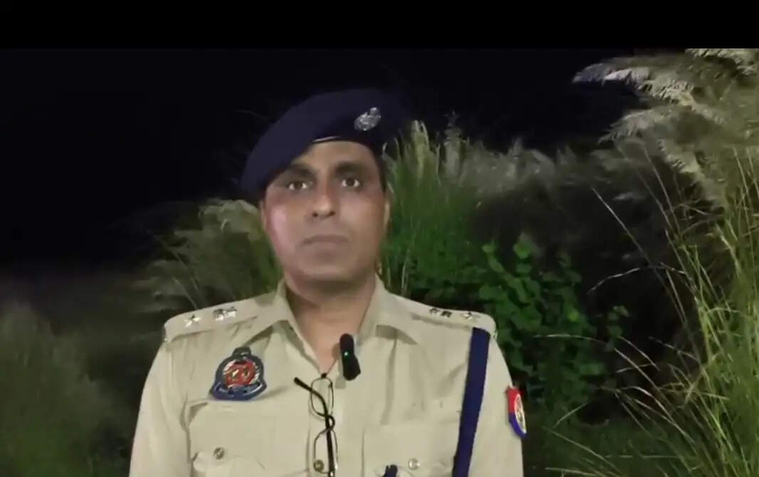 उप्र के आजमगढ़ में पत्नी-बेटे और दो पुजारियों को मारने वाला आरोपित मुठभेड़ में ढेर