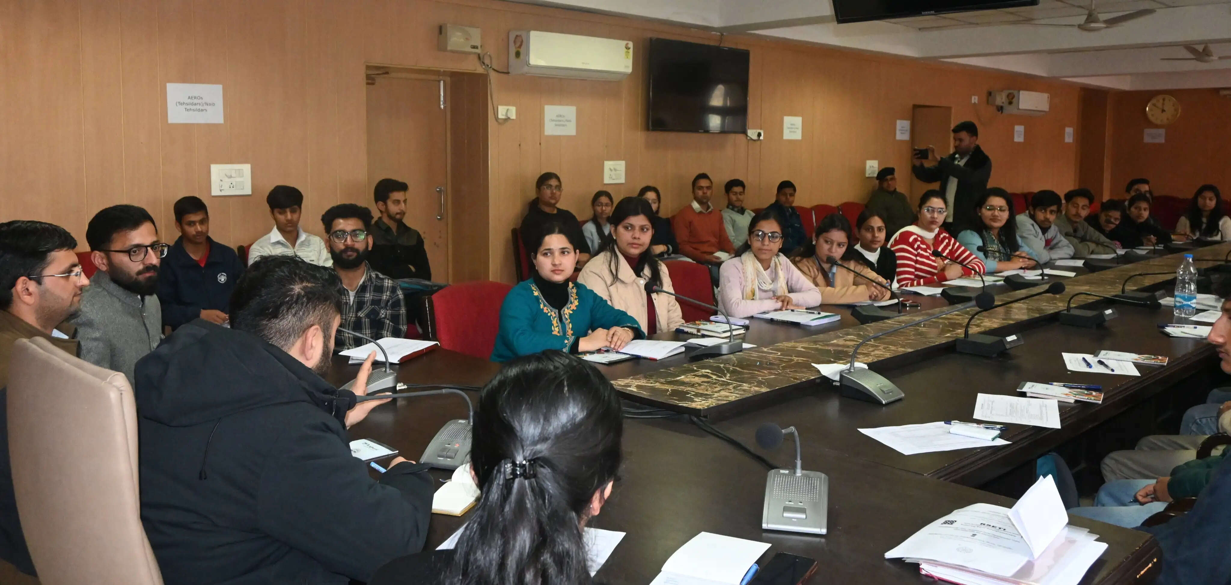 सिविल सेवाओं की तैयारी कर रहे युवाओं को उपायुक्त ने दिए टिप्स