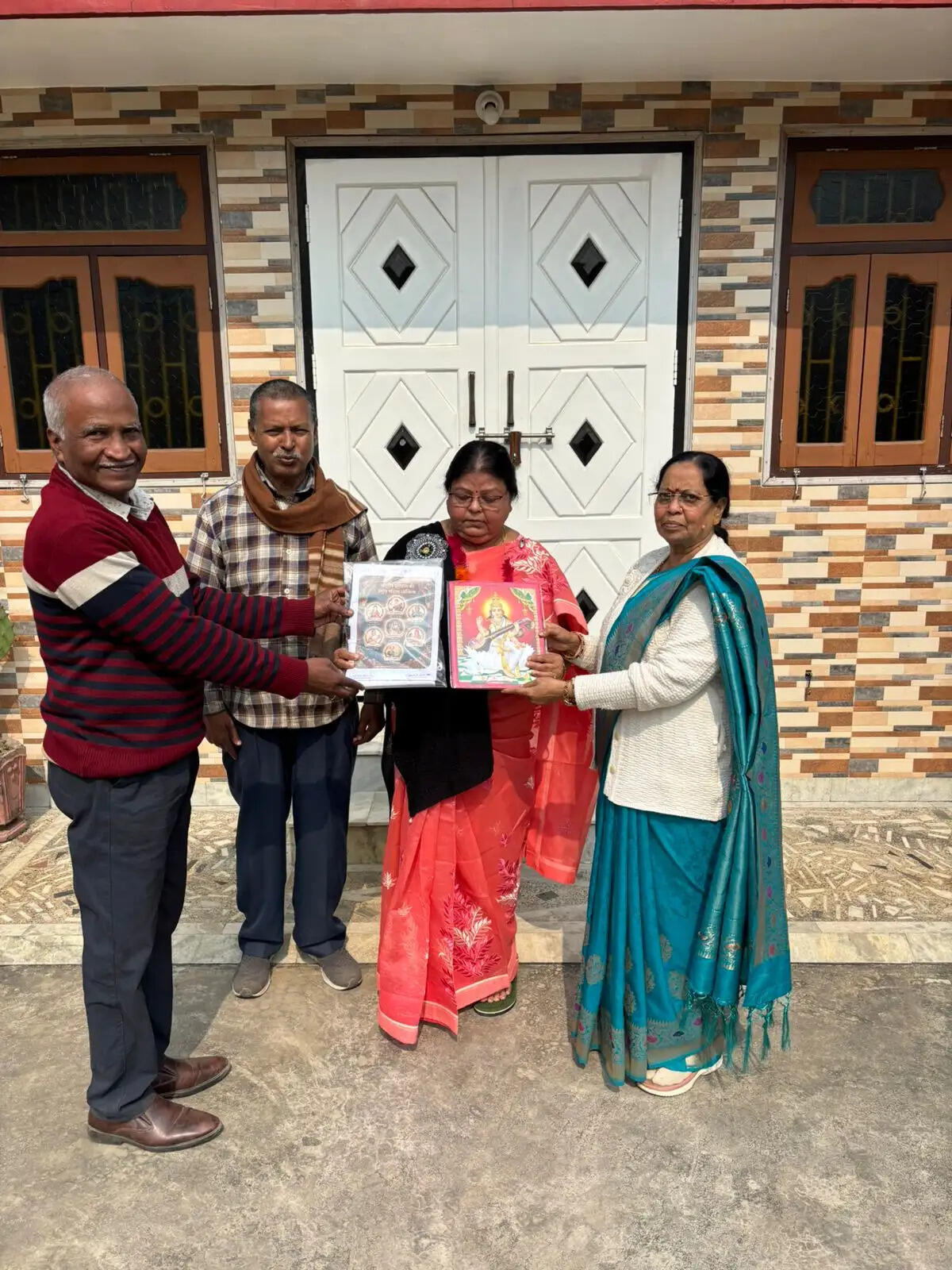 पूर्व शिक्षिका को विश्व मातृभाषा दिवस पर किया गया सम्मानित