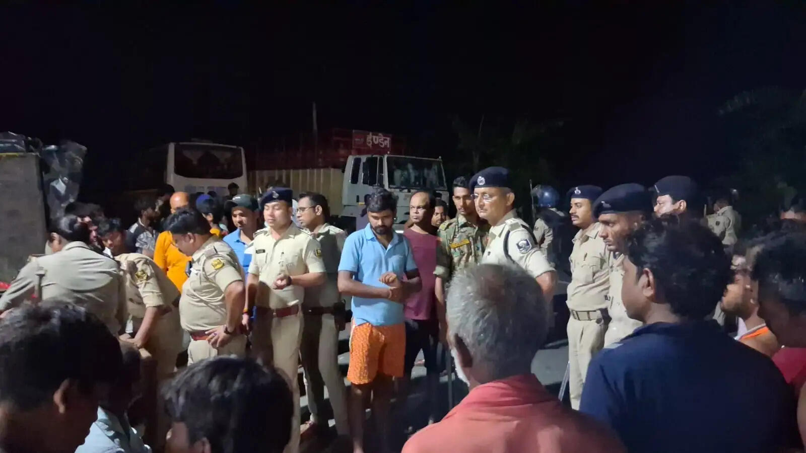 बेतिया में बेकाबू बस ने पांच को रौंदा