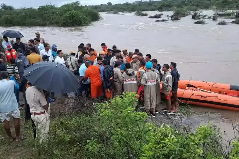 नदी में बहे युवकों को बचाने गई एसडीआरएफ टीम की नाव पलटी, रेस्क्यू कर निकाला