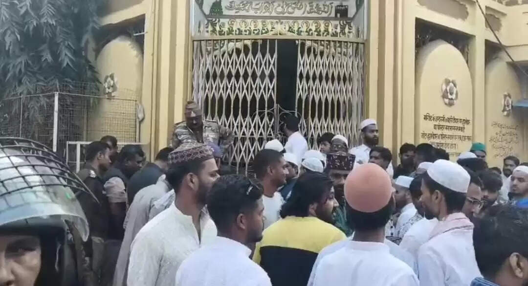 जबलपुरः जुम्मे की नमाज दूसरे मौलाना के पढ़ने के बाद हुए विवाद में मस्जिद सील