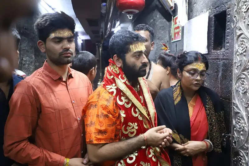 प्रसिद्ध गायक अरिजीत सिंह ने किए भगवान महाकाल के दर्शन, सपत्नीक भस्म आरती में हुए शामिल