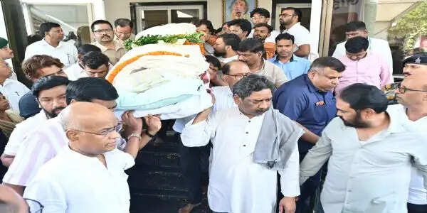 रूपी सोरेन का पार्थिव शरीर अंतिम संस्कार के लिए नेमरा रवाना