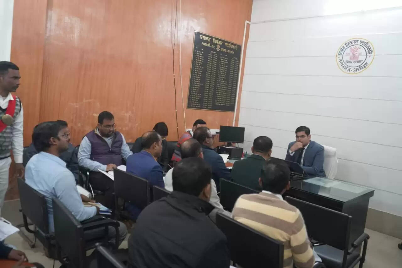 L डीएम ने अधिकारियों को आपसी समन्वय के साथ योजनाओं पर कार्य करने की दी नसीहत