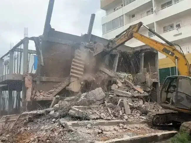 भोपाल में अवैध दो मंजिला भवन पर चला बुलडोजर, बावड़ियाकलां के सुभालय विहार में निगम की कार्रवाई