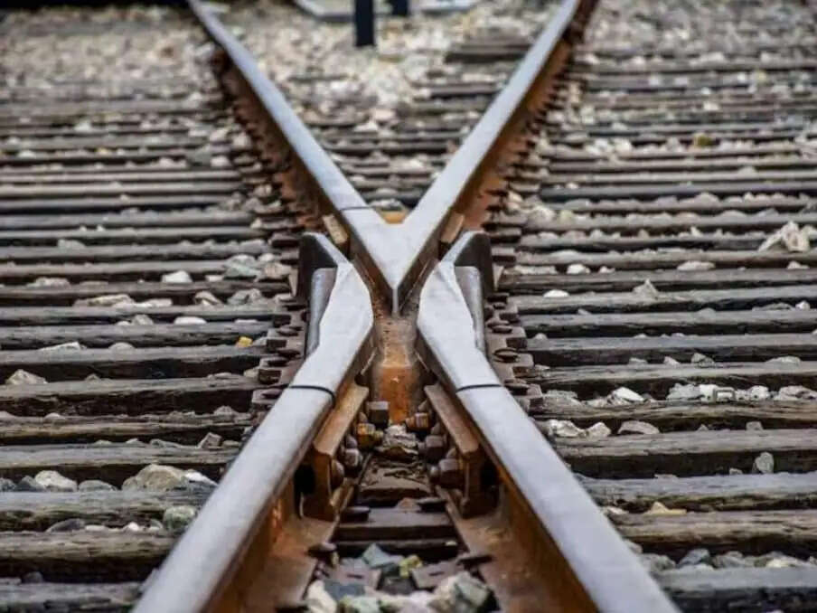 ट्रेनों की स्पीड बढ़ाने के लिए बदले 8 टर्नआउट