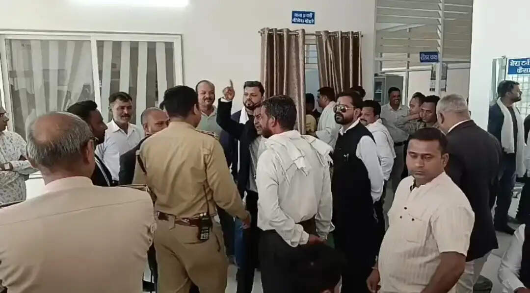 जबलपुर : वकीलों और पुलिस में विवाद के बाद पुलिसकर्मियों पर एससी-एसटी एक्ट में मामला दर्ज