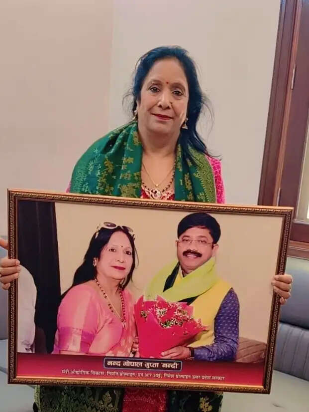कैबिनेट मंत्री नंद गोपाल गुप्ता ने सुनीता गुप्ता को भेजा लेमिनेटेड फोटो फ्रेम व सम्मान पत्र