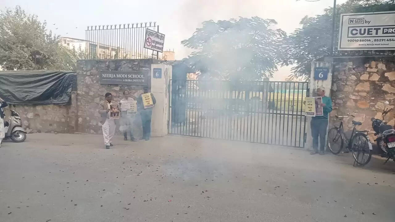 नीरजा मोदी स्कूल की सीबीएसई मान्यता रद्द होने पर संयुक्त अभिभावक संघ ने पटाखे फोड़ मनाया जश्न