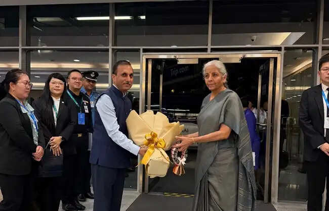 वित्त मंत्री सीतारमण ने बैंकॉक में यूके के चांसलर जॉन हीली से की मुलाकात