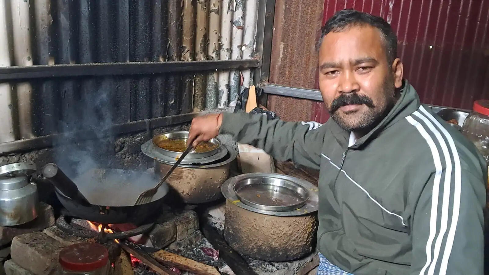 पौड़ी में पूरण के ढाबे का स्वाद, दूर-दराज से आ रहे लोग