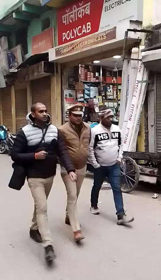 गौदोलिया पर भीड़ को नियंत्रित कर रहे पुलिसकर्मी, माइक हाथों में लेकर दे रहे निर्देश