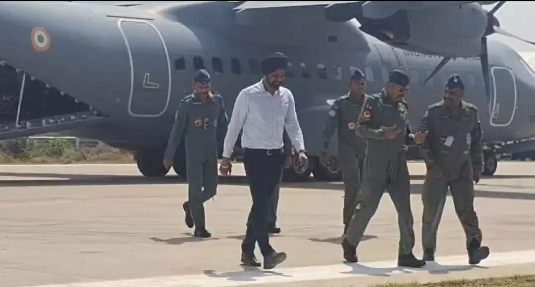 सुलतानपुर में पूर्वांचल एक्सप्रेस-वे एयर स्ट्रिप पर वायुसेना का रोमांचक युद्धाभ्यास, आठ लड़ाकू विमानों ने दिखाए हैरतअंगेज करतब