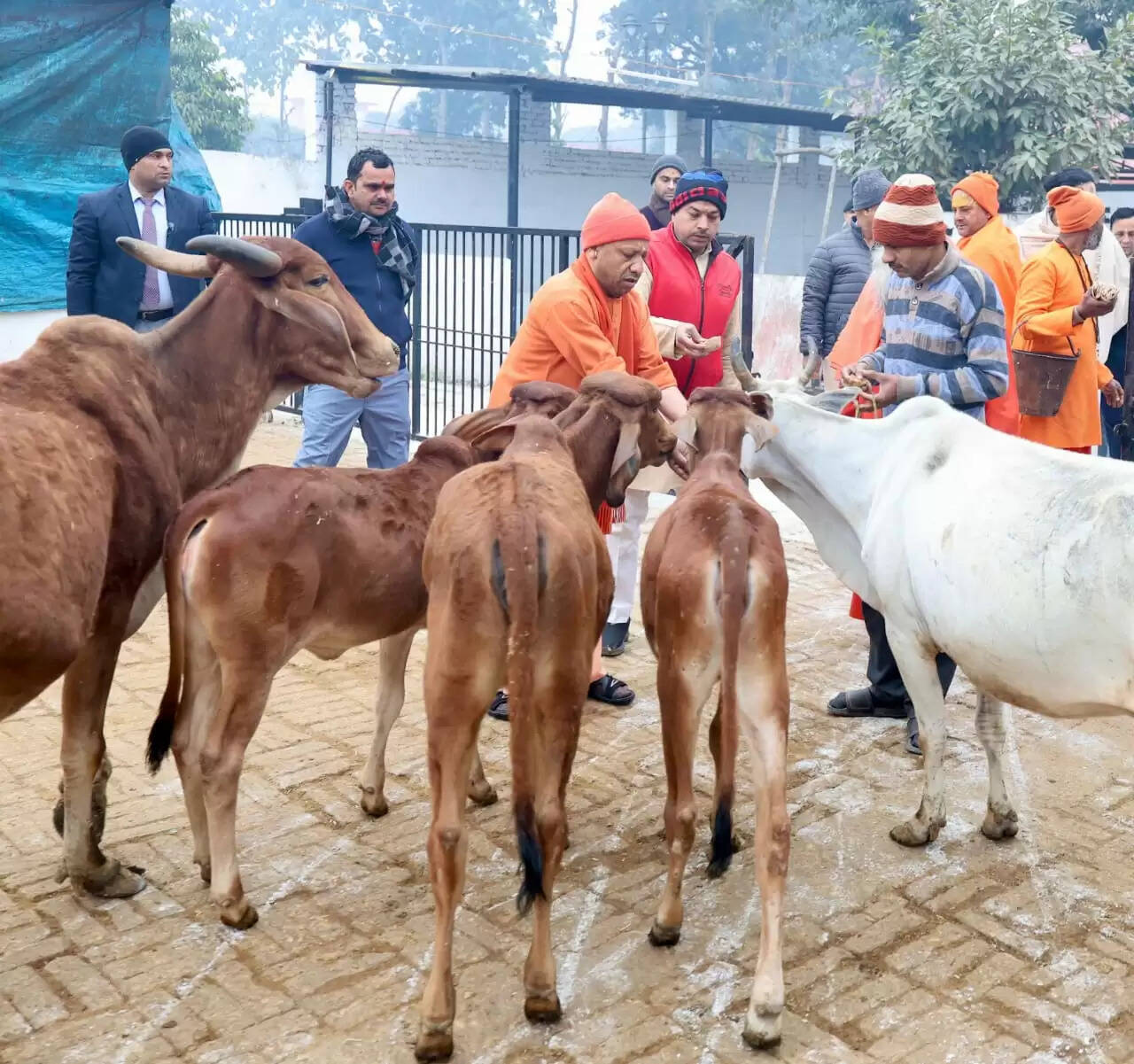 सीएम योगी ने जनता दर्शन में सुनी लाेगाें की समस्याएं , बोले- सबकी समस्या का निराकरण सरकार का संकल्प