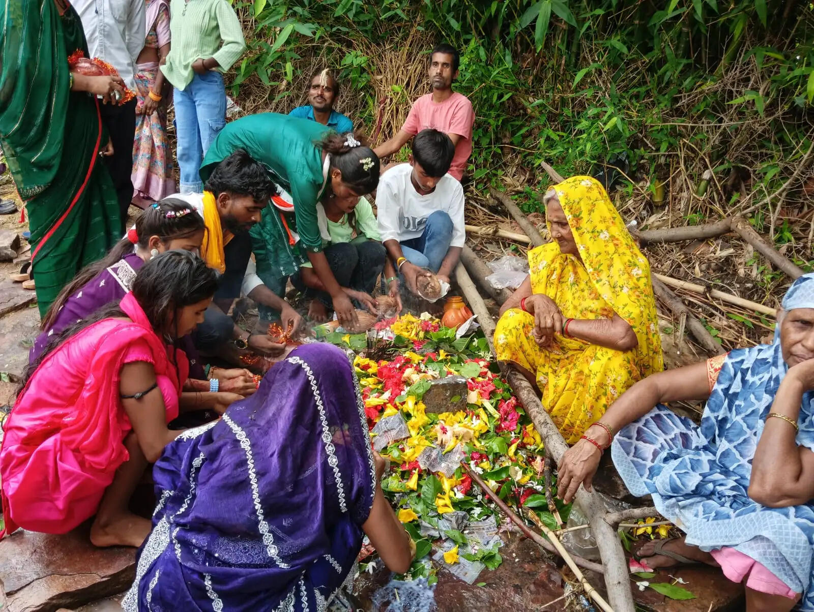 बाढ़&nbsp;की&nbsp;वजह&nbsp;से&nbsp;मंदिर&nbsp;नहीं&nbsp;पहुंच&nbsp;सके&nbsp;भक्त&nbsp;तो&nbsp;नदी&nbsp;किनारे&nbsp;शिवलिंग&nbsp;स्थापित&nbsp;कर&nbsp;की&nbsp;पूजा