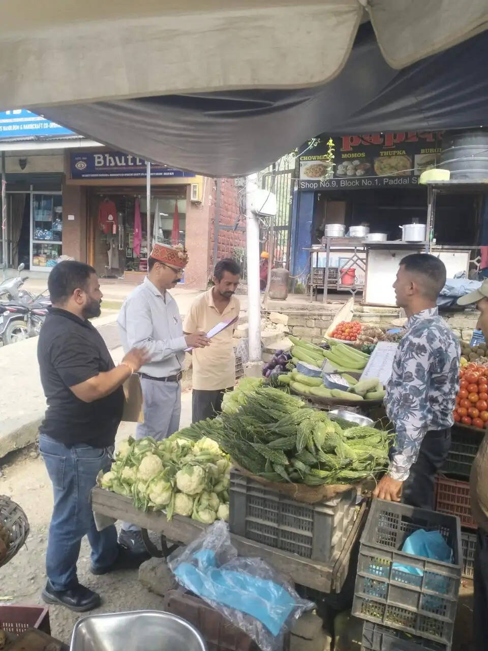 रेट लिस्ट न लगाने पर 12 दुकानदारों के चालान, 405 किलो फल-सब्जियां जब्त