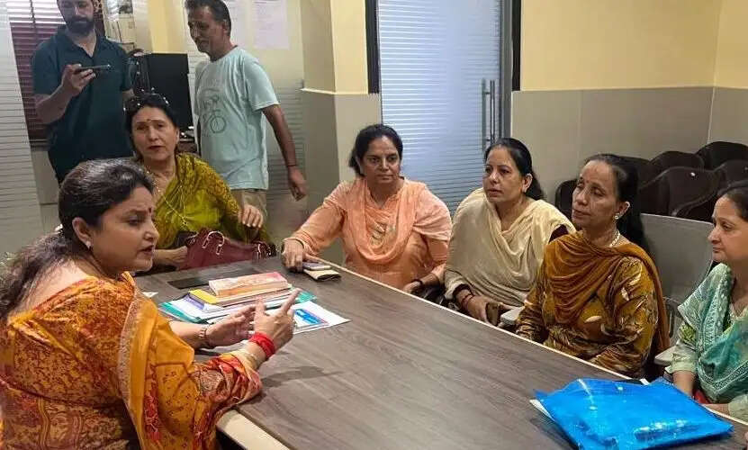 भाजपा नेत्री ने सुनी लोगों की समस्याएं, अधिकारियों को मौके पर दिए त्वरित समाधान के निर्देश