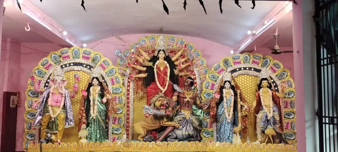 पंडालों में उमड़ी श्रद्धालुओं की भारी भीड़, आकर्षक रोशनी और फूलों की सजावट से माहौल हुआ दिव्य