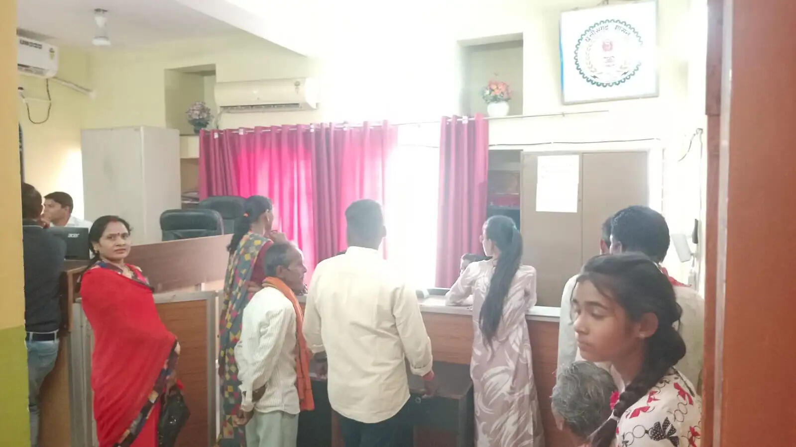 इस साल जमीन की खरीदी-बिक्री में सुस्ती, आखिरी दिन उमड़ी भीड़