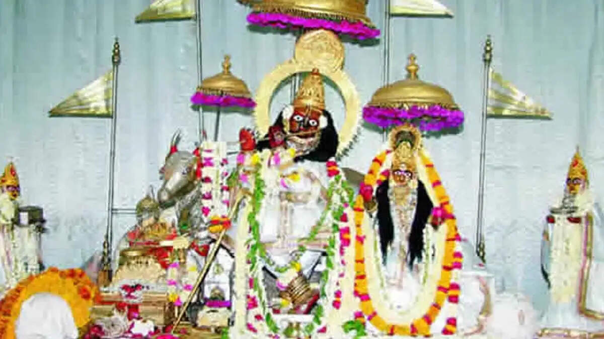 दीपावली पर गोविंद देवजी मंदिर में ठाकुर जी को सुनहरे पारचे की लप्पा पोशाक कराई धारण