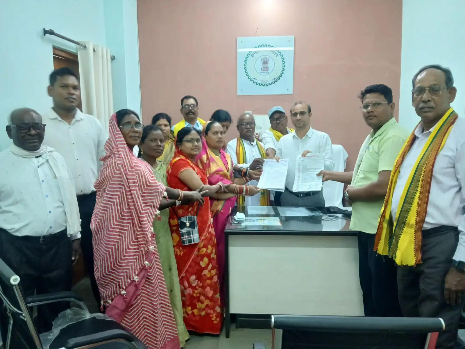 चार सूत्रीय मांगों को लेकर सर्व आदिवासी समाज का प्रदर्शन, राज्यपाल और मुख्यमंत्री के नाम कलेक्टर को सौंपा ज्ञापन