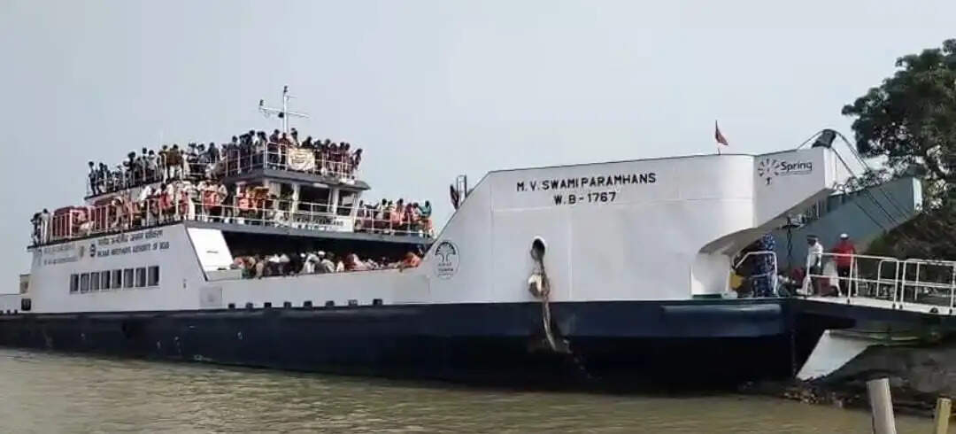 भागलपुर में गंगा नदी में दो जहाजों के बीच टक्कर, बाल-बाल बचे यात्री
