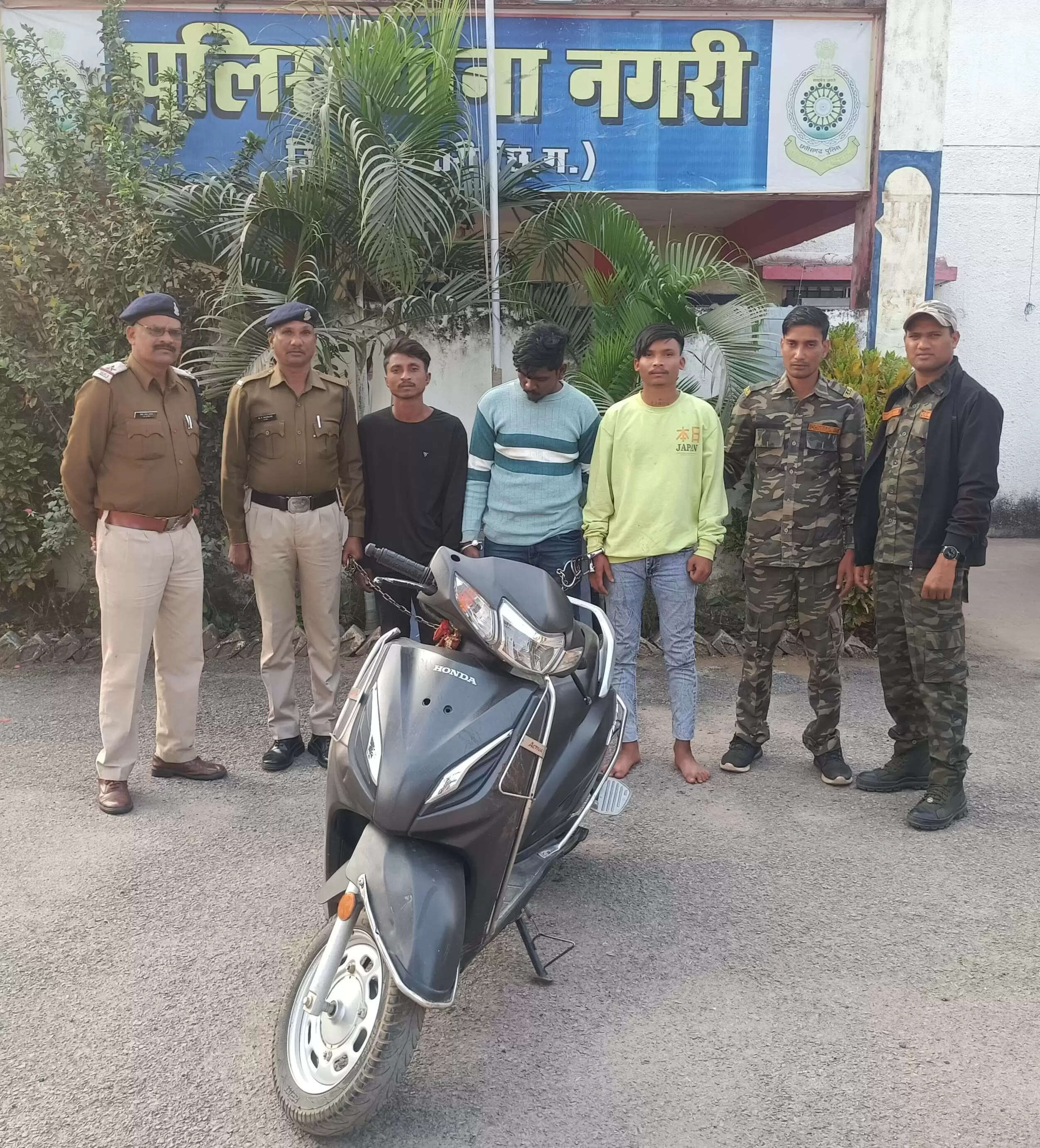 पुलिस आरक्षक को चाकू मारने वाले तीन नकाबपोश गिरफ्तार