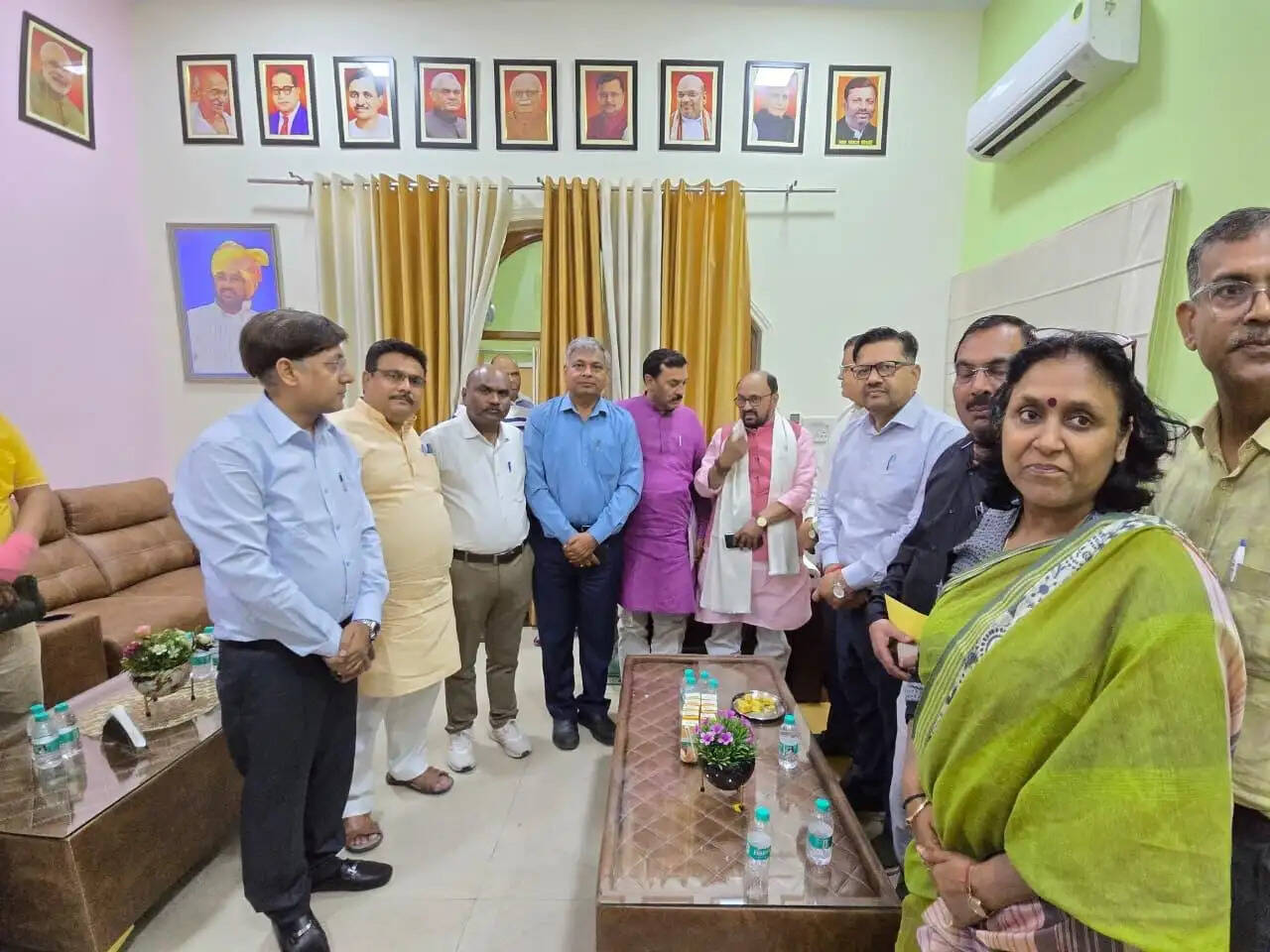 विवि-कालेज के शिक्षक व कर्मचारी नेता उच्च शिक्षा मंत्री से मिले, कैशलेस चिकित्सा सुविधा के लिए जताया आभार